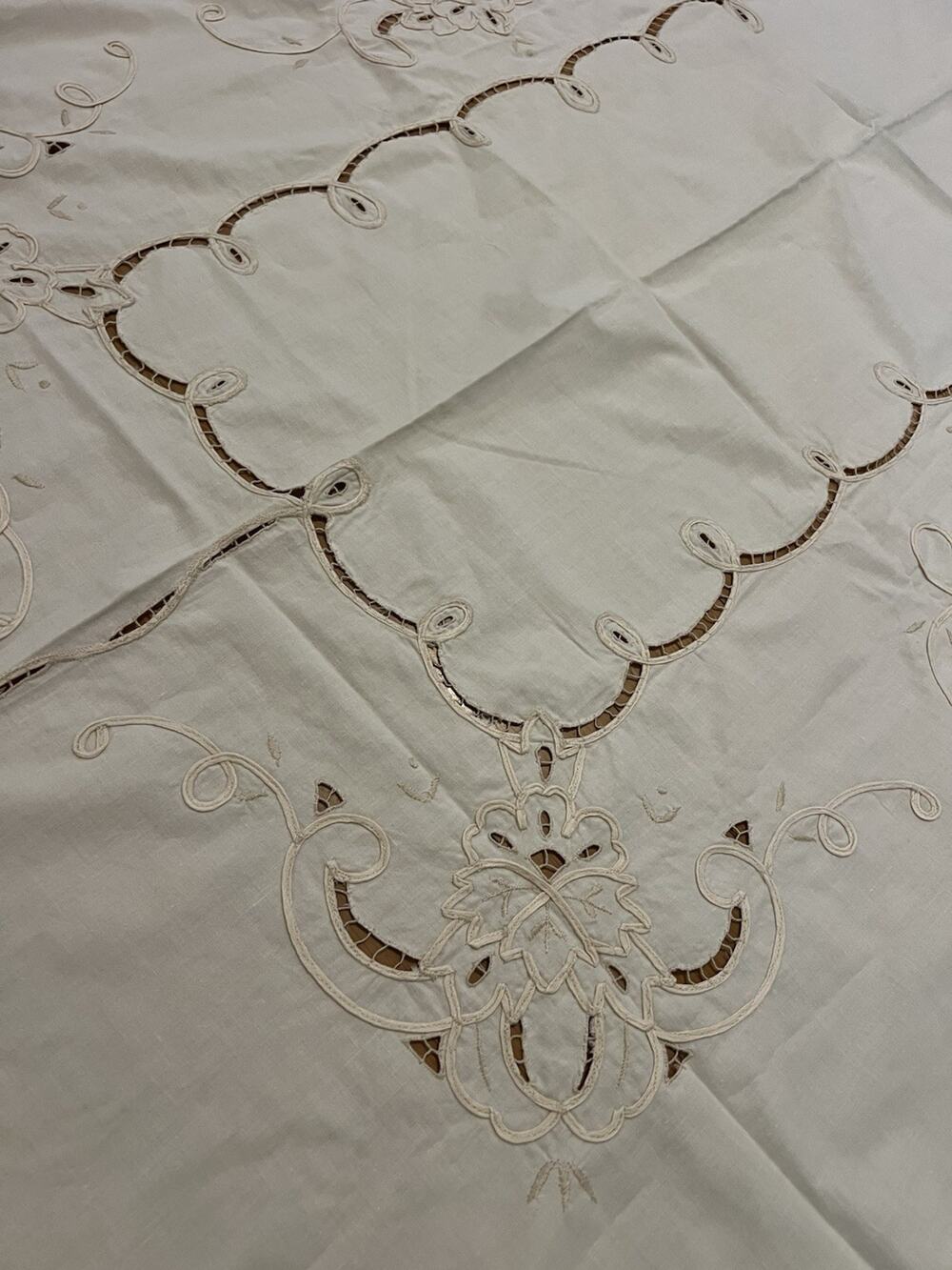 VTG 100%Cotton BEIGE EMBROIDERED MADERIA CUTOUT TABLECLOTH 64x98”WITH 12 NAPKINS